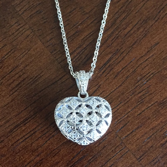 BEAUTIFUL ❤️ HEART SHAPED LOCKET PENDANT - NEW - Picture 3 of 5